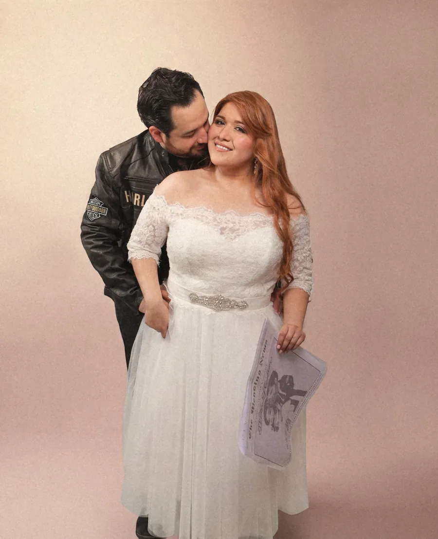 Itzel y Abraham abrazados